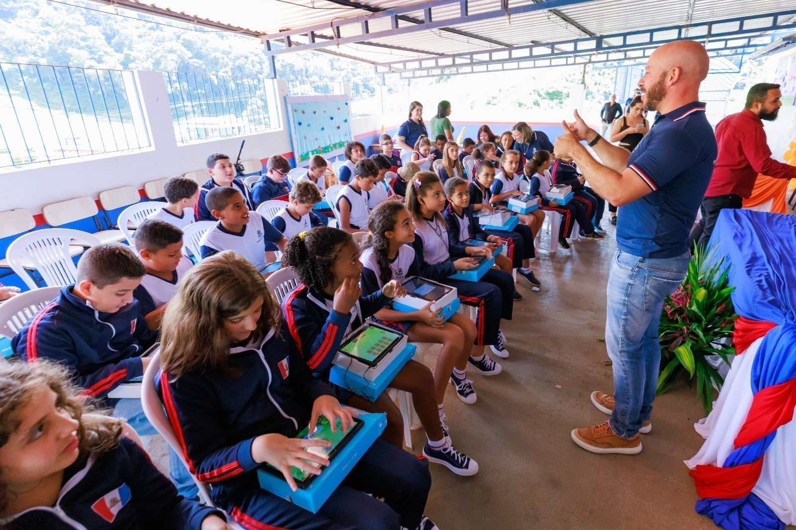 Prefeitura de Teresópolis entrega tablets para alunos do interior O