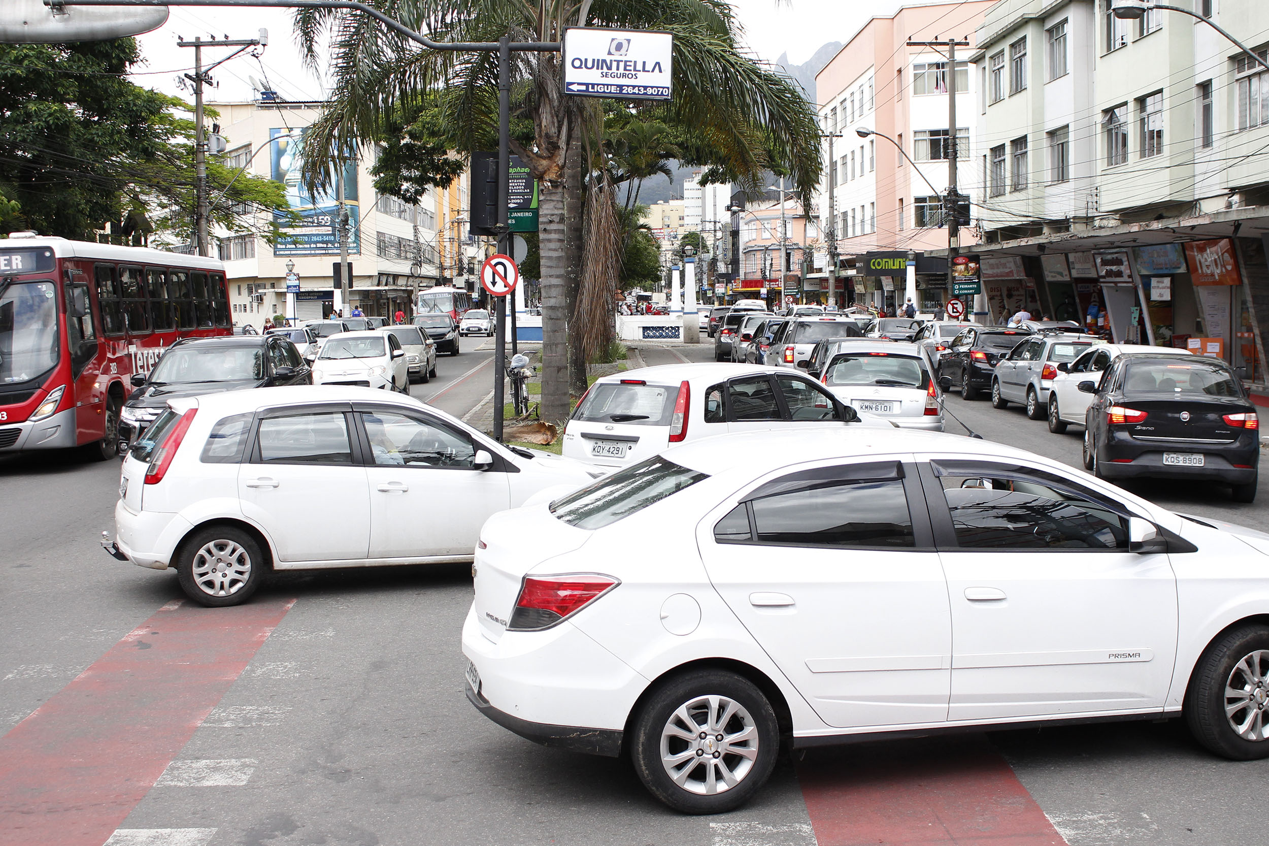 Teresópolis: Veículos mal estacionados atrapalham trânsito e transporte  coletivo - O Diário de Teresópolis