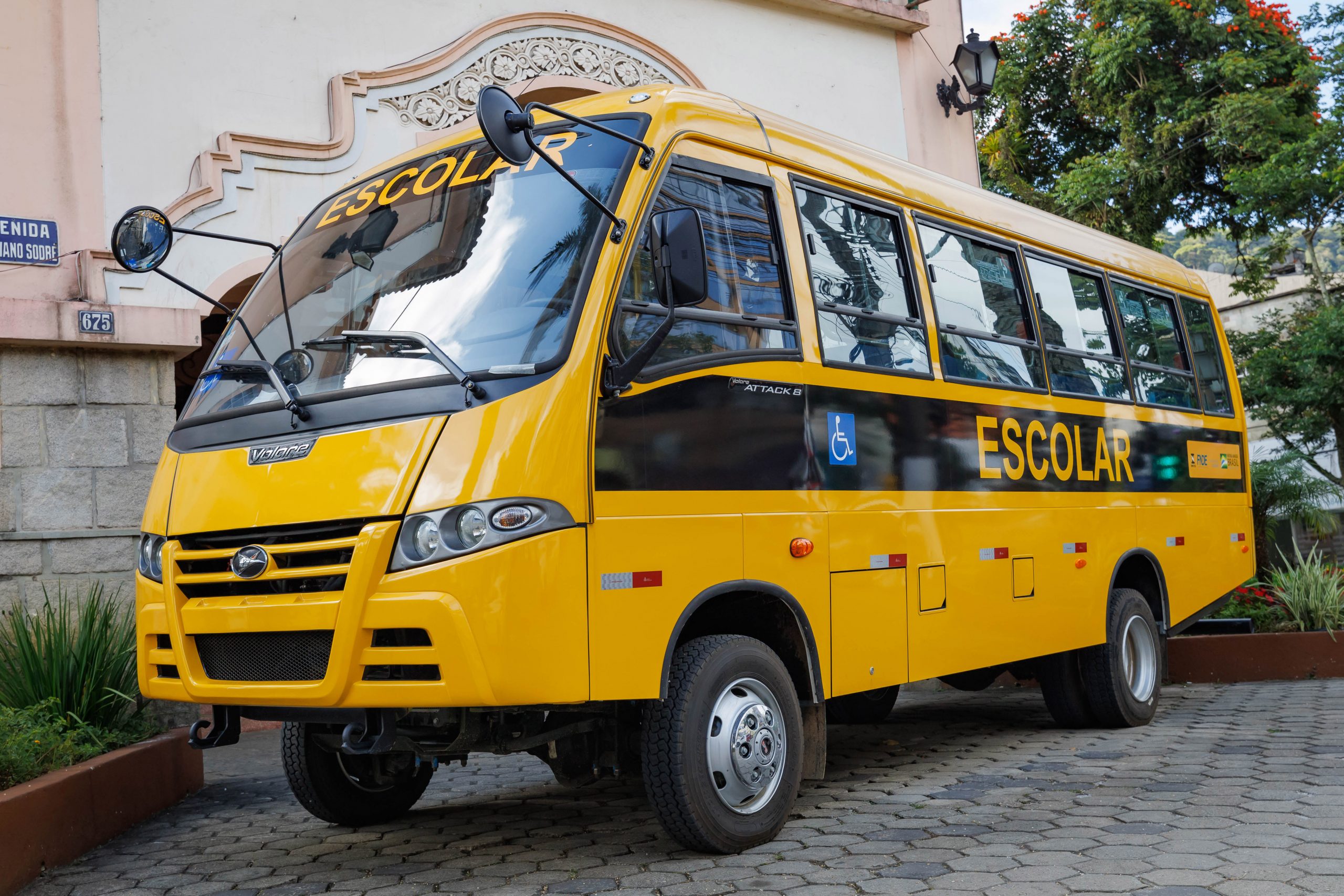 Para não faltar à aula: ônibus escolar 4x4 tem TV e até frigobar -  22/10/2020 - UOL Carros