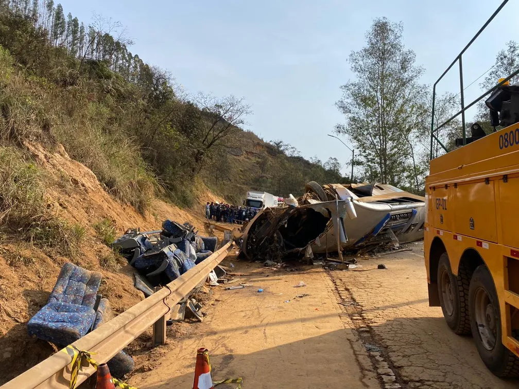 Ônibus com torcedores do Corinthians sofre acidente e deixa 7 mortos