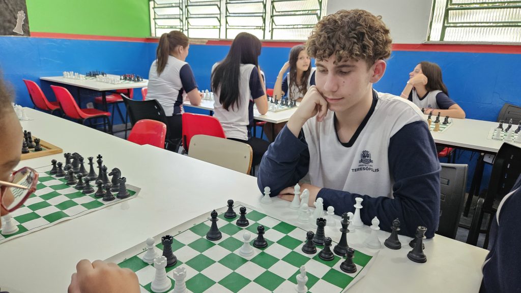 Equipe do GEO Rose Dalmaso é campeã em torneio de xadrez, no Rio