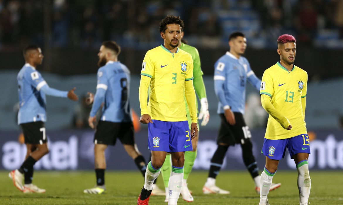 Brasil e Uruguai fazem duelo de gigantes nas Eliminatórias