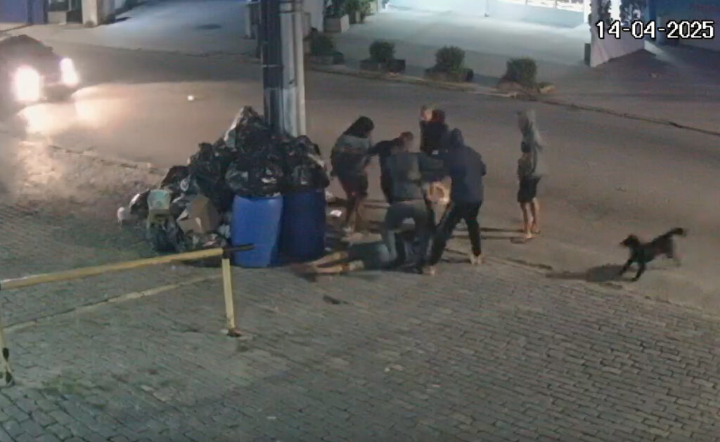 - Motivo seria suposta discussão entre a vítima e um traficante. Bando fugiu, mas foi gravado em câmera de segurança